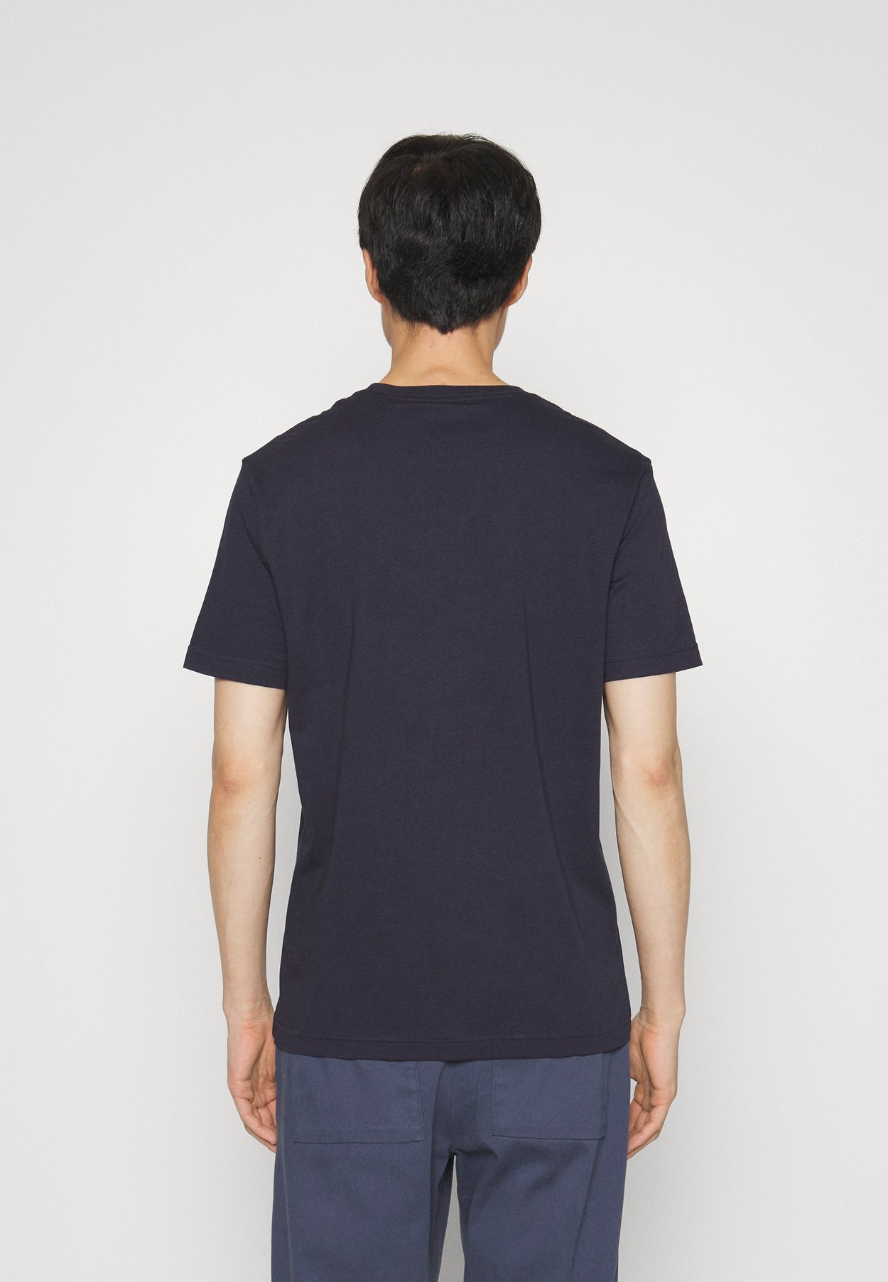 REG ARCHIVE SHIELD EMB SS T-SHIRT