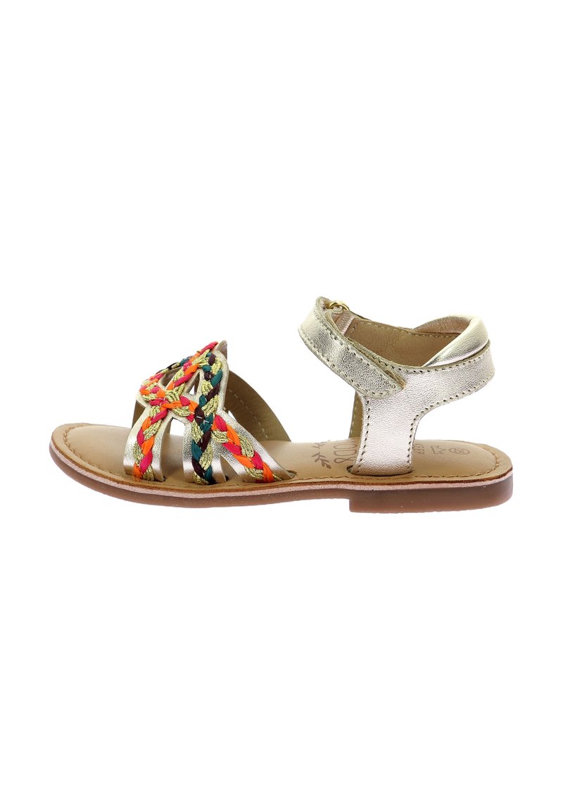Sandal in pelle dorata con una fascia intrecciata multicolore con dettagli rossi, gialli e verdi. Suola piatta con chiusura a cinghietta alla caviglia.