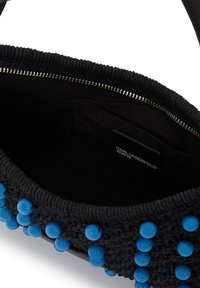 Svart vävd handväska med blå rundpärlor längs framsidan, utrustad med dragkedjestängning och svarta tyginsidan.