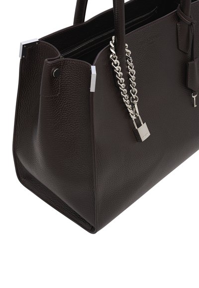 Bruine leren tote tas met textuur, dubbele handgrepen, zilveren hardware accenten en een kettingdetail strap. Voorzien van een ritssluiting aan de bovenkant.