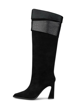 Bota negra hasta la rodilla de ante con punta afilada, tacón alto de bloque y detalle en el puño de cuero negro texturizado en la parte superior.