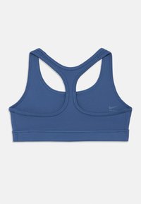 Μπλε αθλητικό σουτιέν με σχέδιο racerback, κατασκευασμένο από ελαστικό ύφασμα, με επίπεδα ραφές και ένα μικρό λογότυπο στο πλάι. Χωρίς επένδυση.