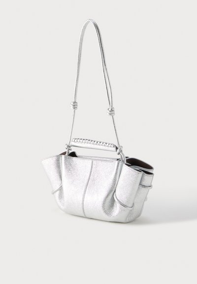 Ασημένια δερμάτινη τσάντα χειρός με πλεκτή λαβή και ρυθμιζόμενο ώμο λουρί, με απαλό, υφασμάτινο φινίρισμα και δομημένες πλευρές.