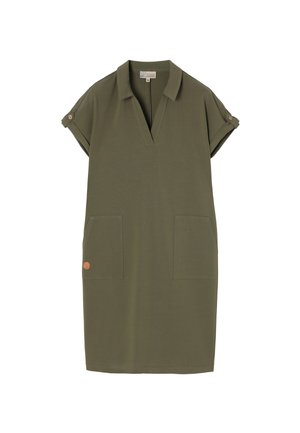 Vestito verde oliva con scollatura a V, maniche corte arrotolate, due tasche frontali e un piccolo dettaglio del logo in fondo. Realizzato in tessuto morbido.