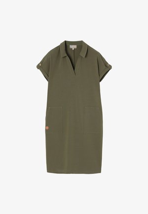 Olíva zöld ruha V-nyakkal, rövid felgöngyölt ujjal, két elülső zsebbel és egy kis logóval az alján. Puha anyagból készült.