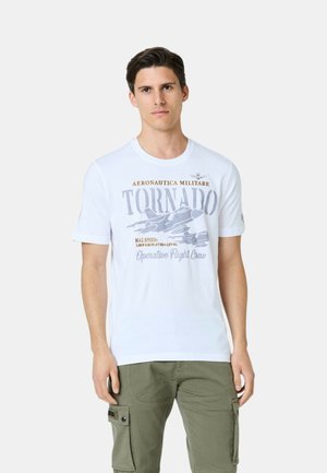 T-shirt bianco in cotone con stampa grafica di un aereo Tornado e testo in grigio e oro. Maniche corte, design con scollatura rotonda.