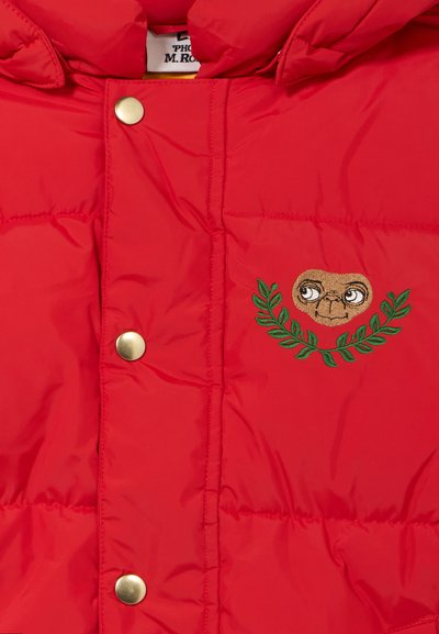 Casaco acolchoado vermelho com botões dourados, design bordado de bicho-preguiça e folhagem verde a decorar a área do peito. Textura macia e suave.