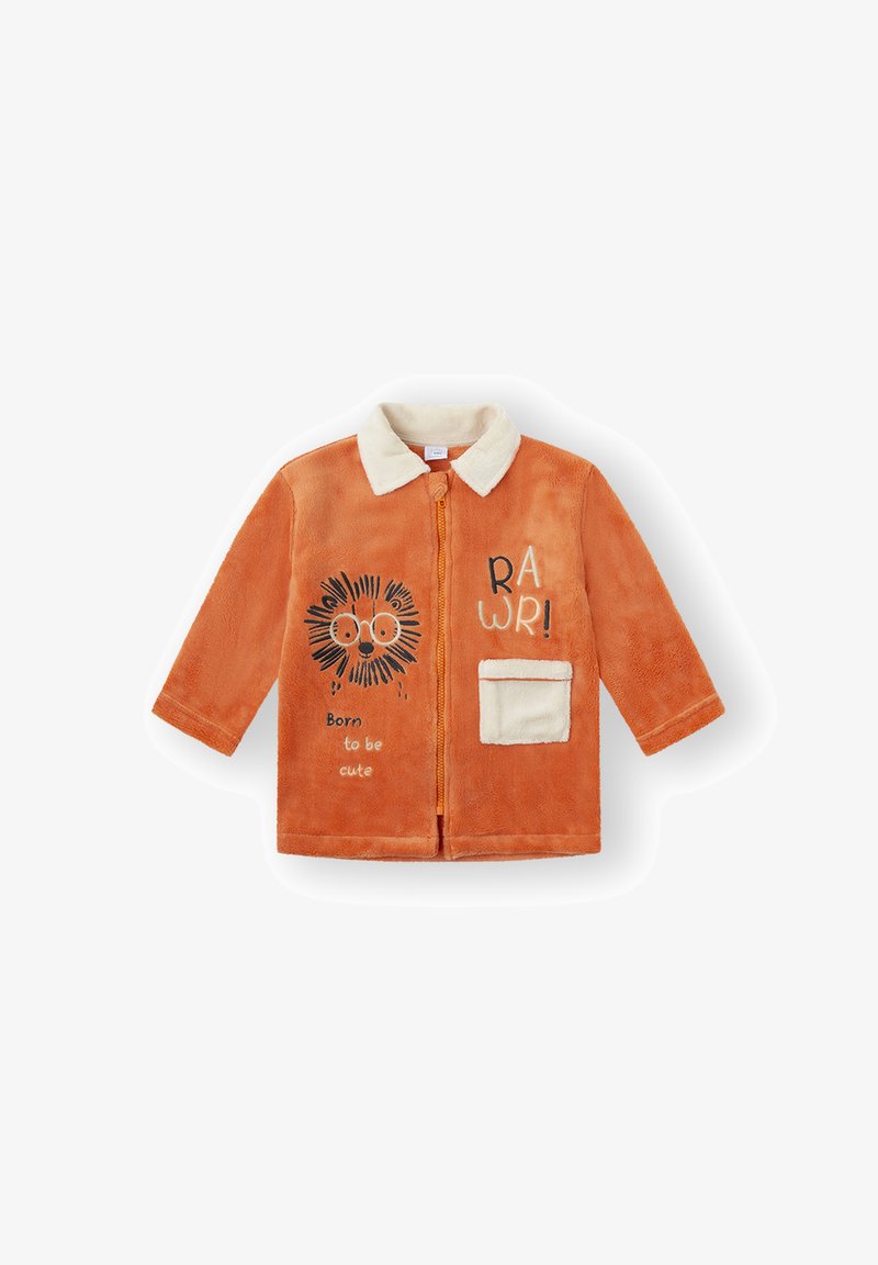Chaqueta naranja con textura suave y cuello crema, con un diseño de león, texto "¡RAWR!" y "Nacido para ser adorable", además de un bolsillo delantero.