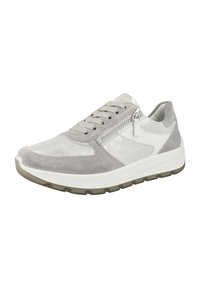 Šedá a bílá semišová teniska s texturovaným svrškem, zavazováním na tkaničky, bočním zipem a tlustou, flexibilní gumovou podrážkou.