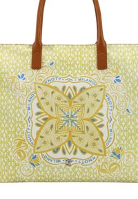 Borsa a spalla gialla con motivo floreale, manici in pelle marrone e dettagli blu. Presenta grafiche intricate e una superficie texturizzata.