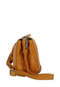 Piccola borsa in pelle marrone caldo, con chiusura a zip, tracolla regolabile e una finitura testurizzata con cuciture a vista.