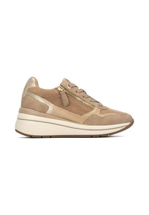 Zapatilla beige y marrón claro con cremallera lateral, cordones, suela acolchada y detalles metálicos sobre fondo blanco.