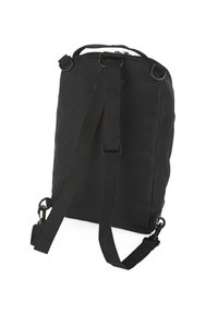 Mochila negra de forma rectangular, hecha de una tela resistente. Cuenta con correas ajustables, acentos de metal y un asa en la parte superior.