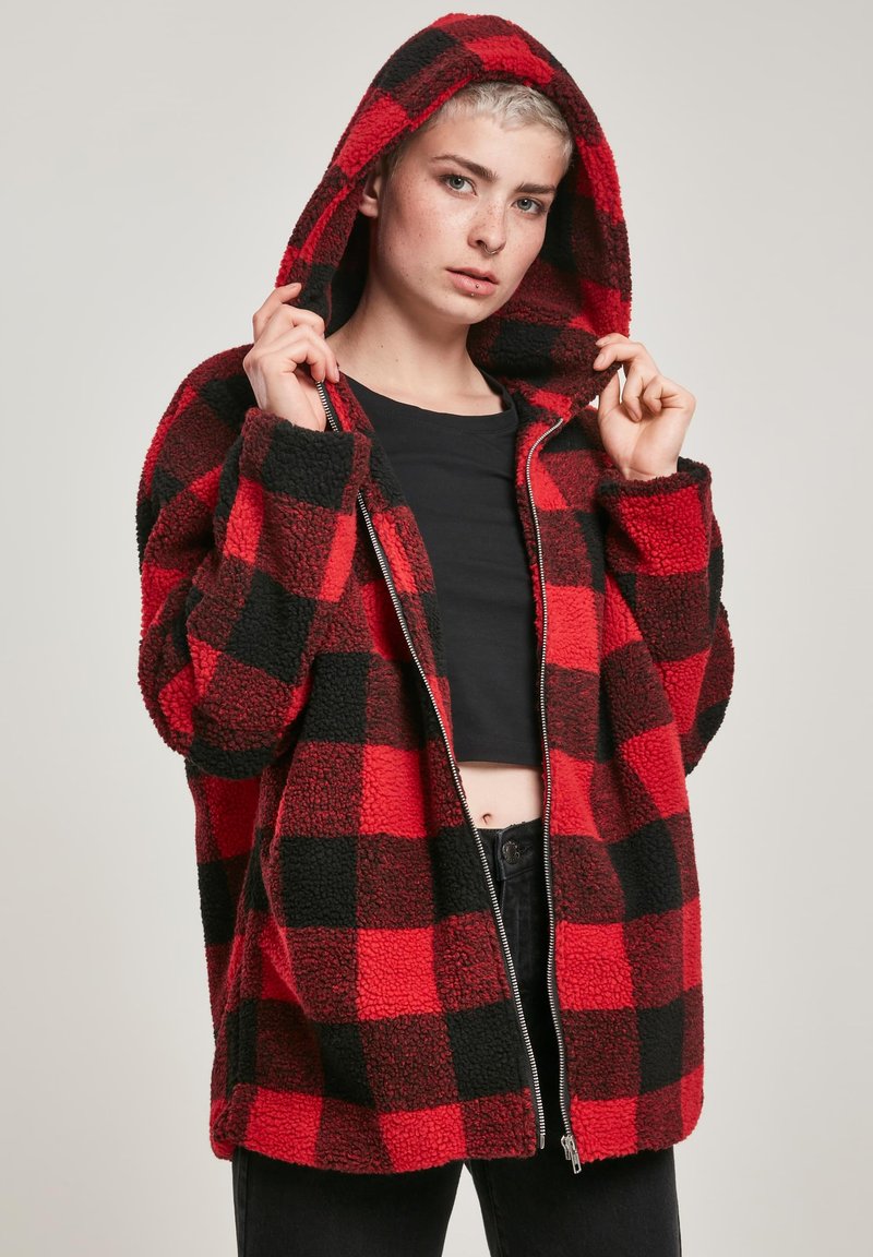 Rdeča in črna flis kapa s potiskom karo z zadrgo, prevelikim krojem in kapuco z vrvico, z mehko teksturo in velikimi stranskimi žepi.