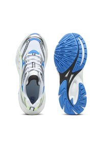 Weiße Sportschuhe mit blauen, schwarzen und neongrünen Akzenten. Obermaterial aus Mesh, gepolsterter Kragen und strukturierte Gummisohle, die für Traktion ausgelegt ist.