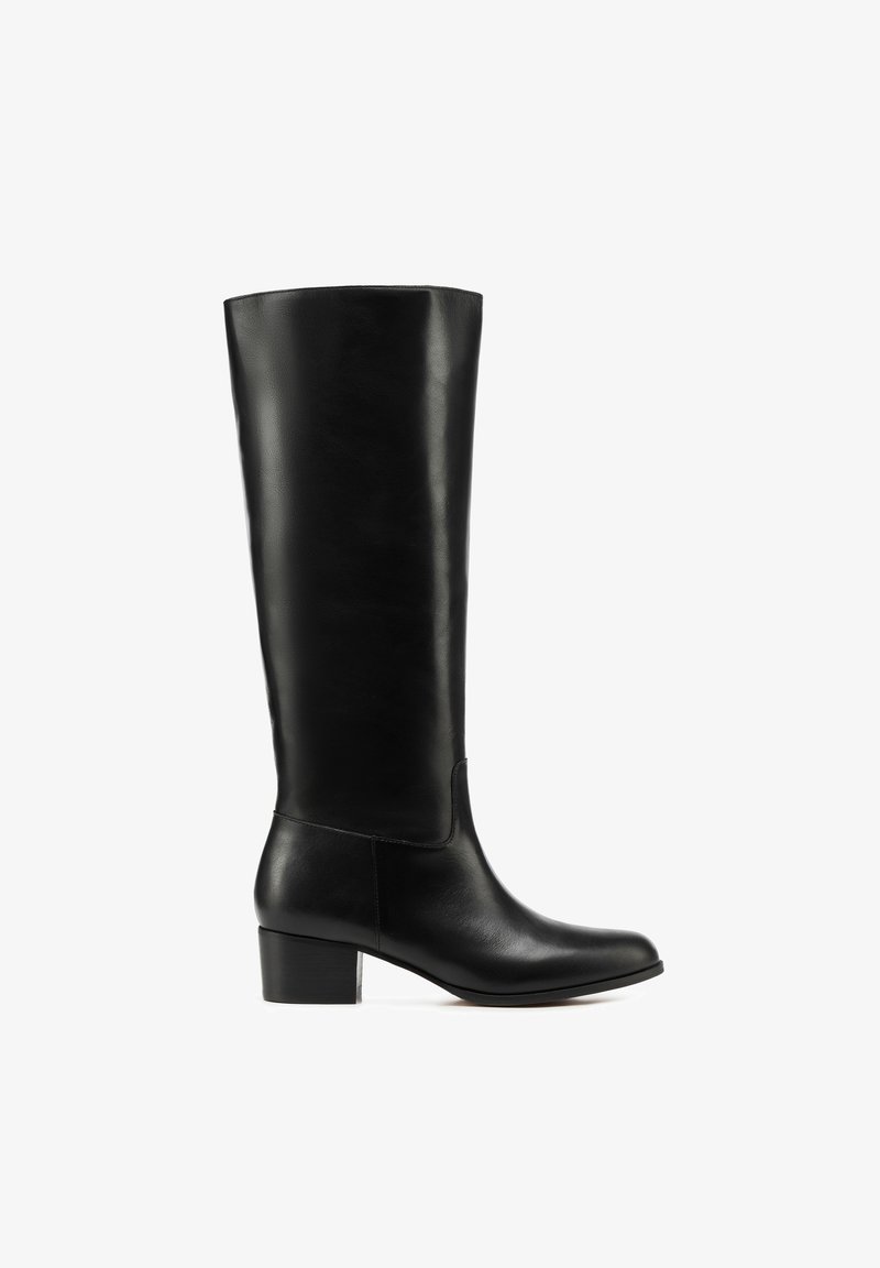 Czarne skórzane kozaki za kolano z zaokrąglonym noskiem i grubym obcasem. Gładka faktura, minimalne przeszycia i elegancki, prosty design.