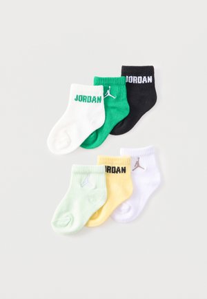 Zes kleine enkelsokken in wit, groen, zwart, lichtgroen, geel en wit met Jordan-tekst en Jumpman-logo.