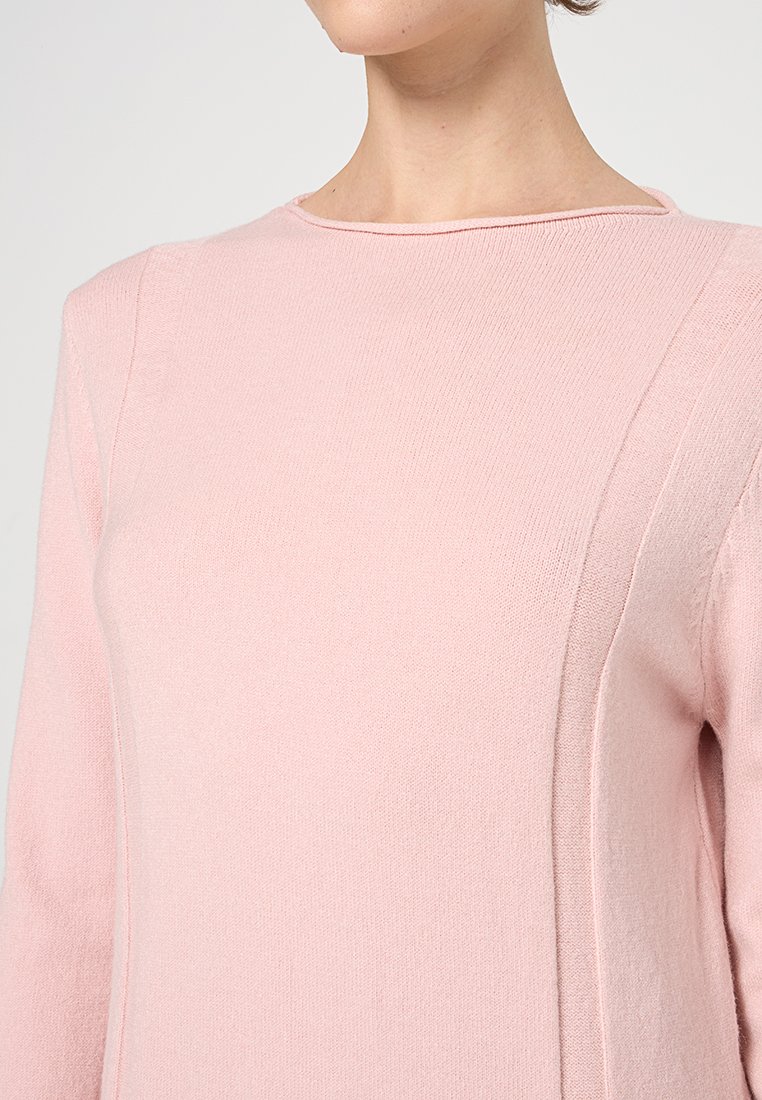 Helles pinkes Sweatshirt aus einem strukturierten Stoff, mit leichtem Rippenmuster, rundem Ausschnitt und Nahtdetails auf der Vorderseite. Lange Ärmel.