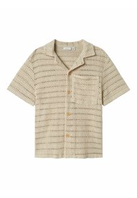Chemise en crochet beige avec un col, des manches courtes, une poche avant et une fermeture à bouton en bois ; présente un motif de tricot ajouré texturé.