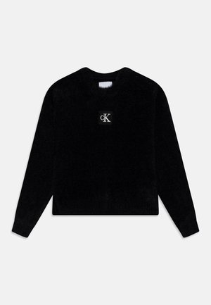 Pull noir à manches longues avec col rond et petite étiquette logo centrée affichant "cK" sur la poitrine.