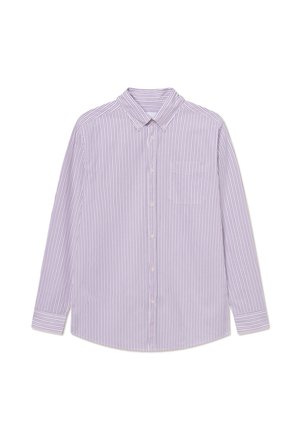 Chemise à manches longues rayée violet et blanc avec un col boutonné, une poche poitrine simple et un ourlet arrondi. Fabrication en tissu léger.
