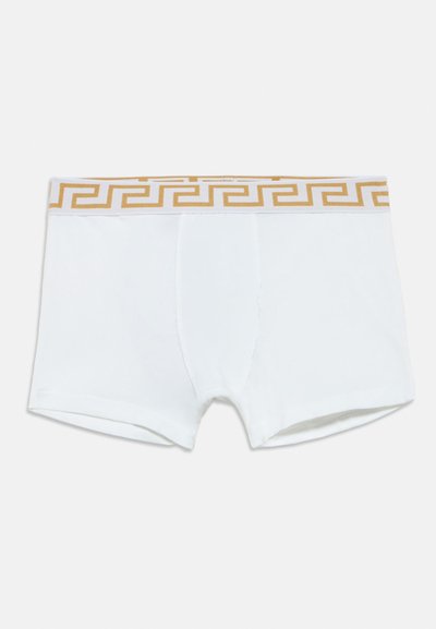 Boxer bianchi in cotone con una fascia beige in vita decorata con un motivo a meandro greco. Il design comprende un'apertura frontale e una texture liscia.