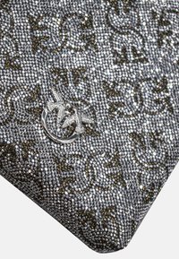 Borsa embellita in argento con un motivo testurizzato, decorata con paillettes e un accento in hardware argentato raffigurante due uccelli su un anello.