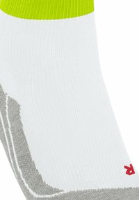 Weiße Sportsocke mit einem strukturierten Muster. Helle grüne Bünde, graue Akzente an der Zehenpartie und rote Logodetails. Leichtes Material.