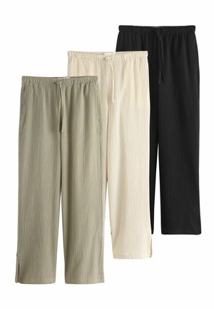 Drie paar losse, gekreukte stoffen broeken in olijfgroen, beige en zwart, elk met een elastische tailleband en een trekkoord.