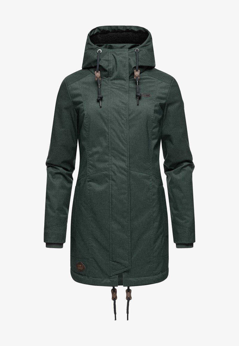 Grön, vattentät jacka med huva, åtdragen midja och framfickor. Har texturerad tyg och bruna metallaccenter.