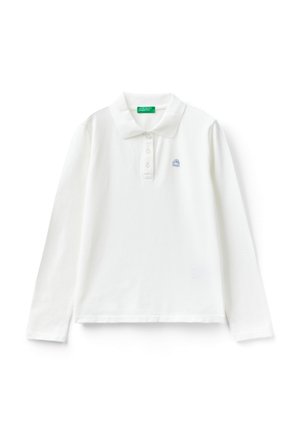 Polo a maniche lunghe bianco in cotone, con colletto, chiusura a cinque bottoni e un piccolo logo blu ricamato sul petto.
