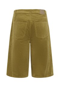 Short en velours côtelé vert olive avec deux poches arrière et un patch logo sur la ceinture.