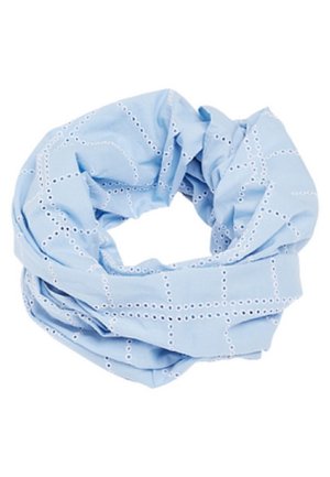 Lyseblå stof scrunchie med broderede øjehulsmønstre arrangeret i geometriske former på en hvid baggrund.