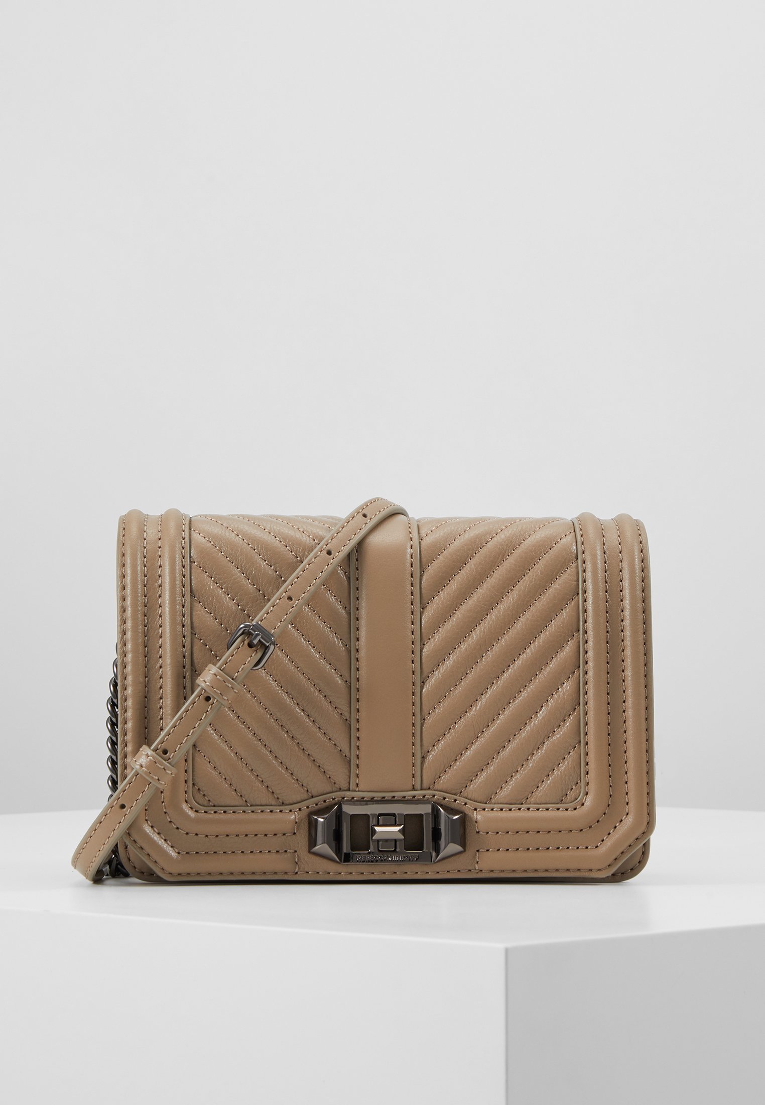 Rebecca Minkoff CHEVRON QUILTED SMALL LOVE CROSSBODY Rebecca Minkoff CHEVRON QUILTED SMALL LOVE Skulderveske