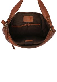 Brun läderhandväska med en strukturerad yta, som har en dragkedja upptill, ett innerfoder och flera fickor för organisering.