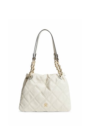 Sac à main en cuir matelassé crème avec chaîne dorée et bandoulières en cuir, présentant un petit logo doré à l'avant.