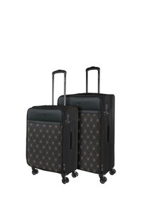 Dos maletas negras con ruedas de tela texturizada, con un patrón de monograma. Cada una tiene un asa telescópica y cuatro ruedas para facilitar su movilidad.