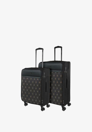 Dos maletas negras con ruedas de tela texturizada, con un patrón de monograma. Cada una tiene un asa telescópica y cuatro ruedas para facilitar su movilidad.