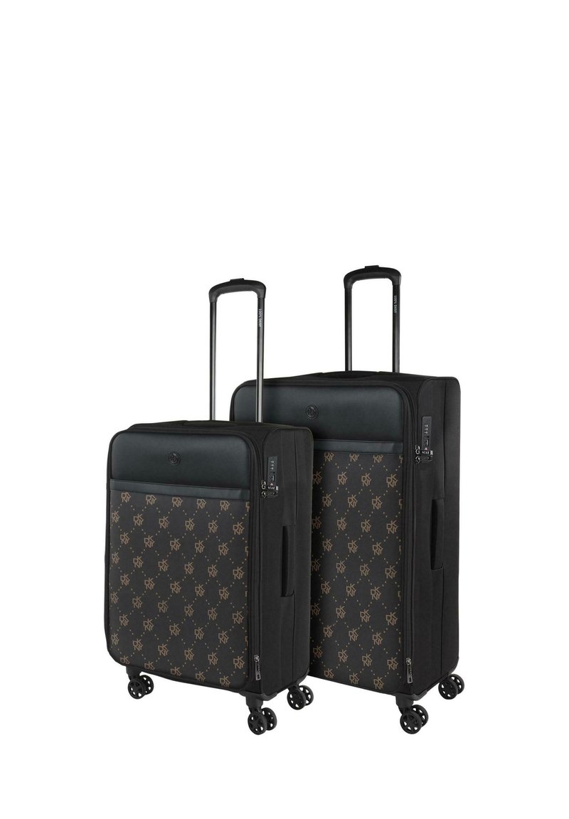 Dos maletas negras con ruedas de tela texturizada, con un patrón de monograma. Cada una tiene un asa telescópica y cuatro ruedas para facilitar su movilidad.