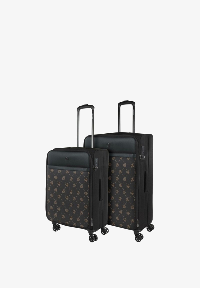 Dos maletas negras con ruedas de tela texturizada, con un patrón de monograma. Cada una tiene un asa telescópica y cuatro ruedas para facilitar su movilidad.
