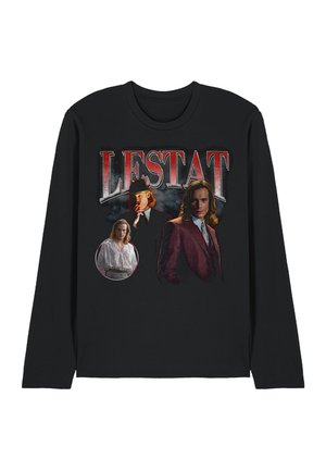 Schwarzes Langarmhemd mit dem Schriftzug "LESTAT" und drei männlichen Figuren in Kleidung aus der damaligen Zeit, darunter ein Anzug und ein Hut.