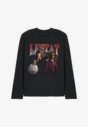 Schwarzes Langarmhemd mit dem Schriftzug "LESTAT" und drei männlichen Figuren in Kleidung aus der damaligen Zeit, darunter ein Anzug und ein Hut.