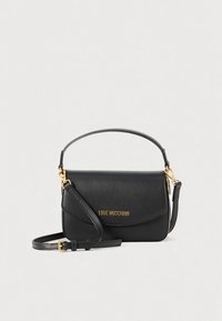 Fekete Love Moschino kézitáska arany logóval, felső fogantyúval és levehető vállpánttal, egyszerű fehér háttéren.