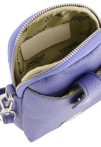 Fioletowa skórzana torebka z teksturowanym wykończeniem, zamykana na zamek, z beżową podszewką w wzór logo. W zestawie regulowany pasek.