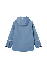 Lichtblauwe waterdichte jas met een capuchon, elastische manchetten, reflecterende strepen en een minimalistisch logo op de achterkant.