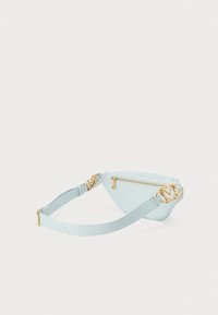 Ανοιχτό μπλε δερμάτινο τσαντάκι μέσης με χρυσαφί λογότυπο, τσέπη με φερμουάρ και ρυθμιζόμενο λουράκι. Ομαλή υφή με μινιμαλιστικό σχεδιασμό.