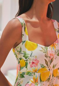 Next REGULAR FIT - Robe longue - cream lemon print