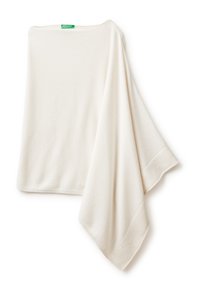 Krémově zbarvený přehoz z měkké, strukturované tkaniny. Má široký výstřih a žebrované okraje, což vytváří plynulý, splývavý design.