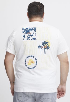 Camiseta blanca de algodón con un diseño gráfico multicolor en la parte posterior, que incluye palmeras, formas circulares y elementos de texto.
