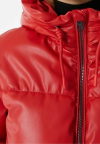 Czerwona kurtka z sztucznej skóry o puszystym kroju, z zapięciem na zamek z przodu, regulowanym kapturem ze sznurkami oraz gładką, błyszczącą fakturą.